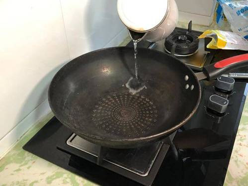 Cách làm nước hàng cho món thịt cá kho lên màu vừa đẹp lại an toàn ảnh 1 Nấu nước hàng, cho đường trực tiếp vào nồi là sai lầm, thêm bước này nước màu đẹp lại thơm-1