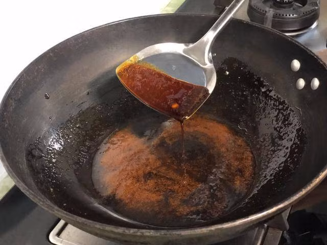 Nấu nước hàng, cho đường trực tiếp vào nồi là sai lầm, thêm bước này nước màu đẹp lại thơm-4