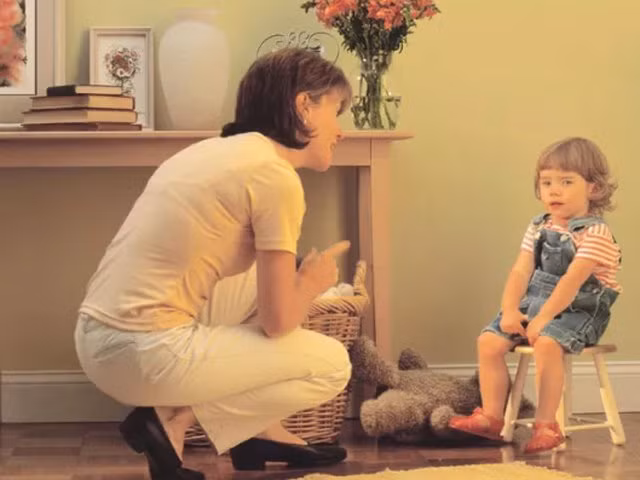 Hãy để con tự suy nghĩ về lầm lỗi của mình trong một khoảng thời gian nhất định sẽ là một sự thay thế đòn roi tốt hơn nhiều. (Ảnh minh họa).