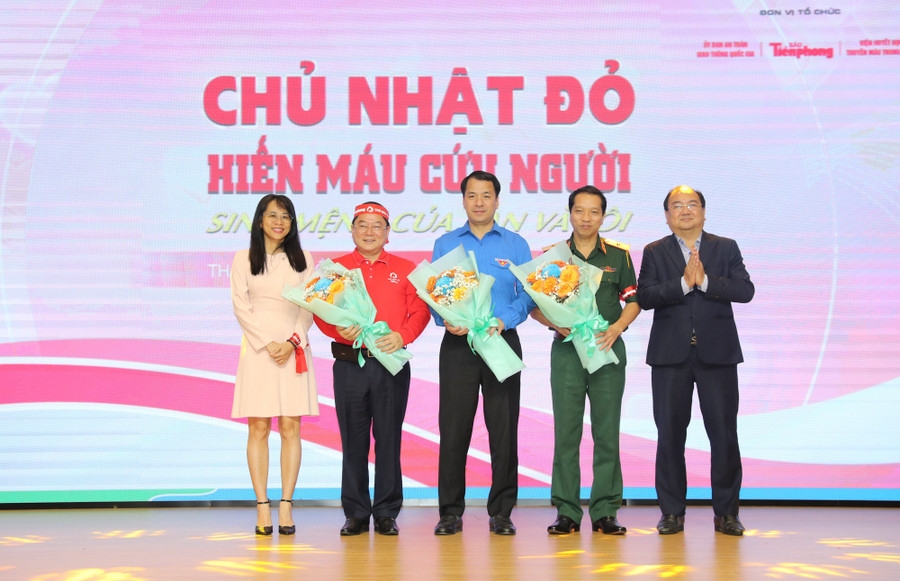 Đại diện Trường ĐH Văn Hiến tặng hoa cho Ban tổ chức