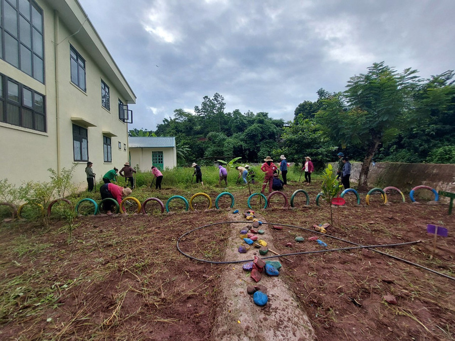 Tôn tạo khuôn viên, phấn đấu xây dựng trường chuẩn quốc gia.