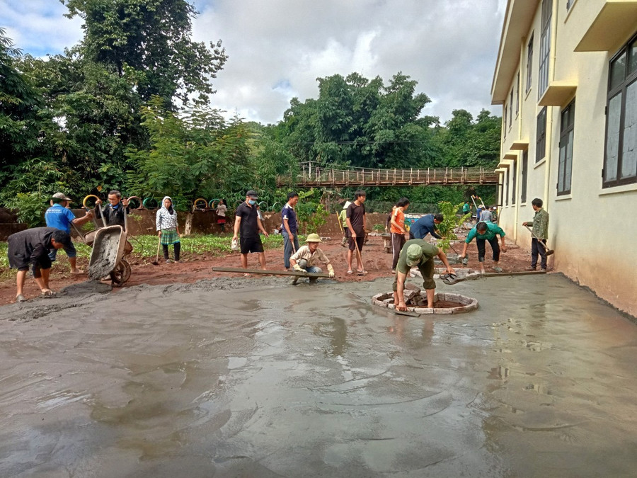 Bê tông hóa các hạng mục, tạo sân chơi sạch, đẹp cho học sinh.