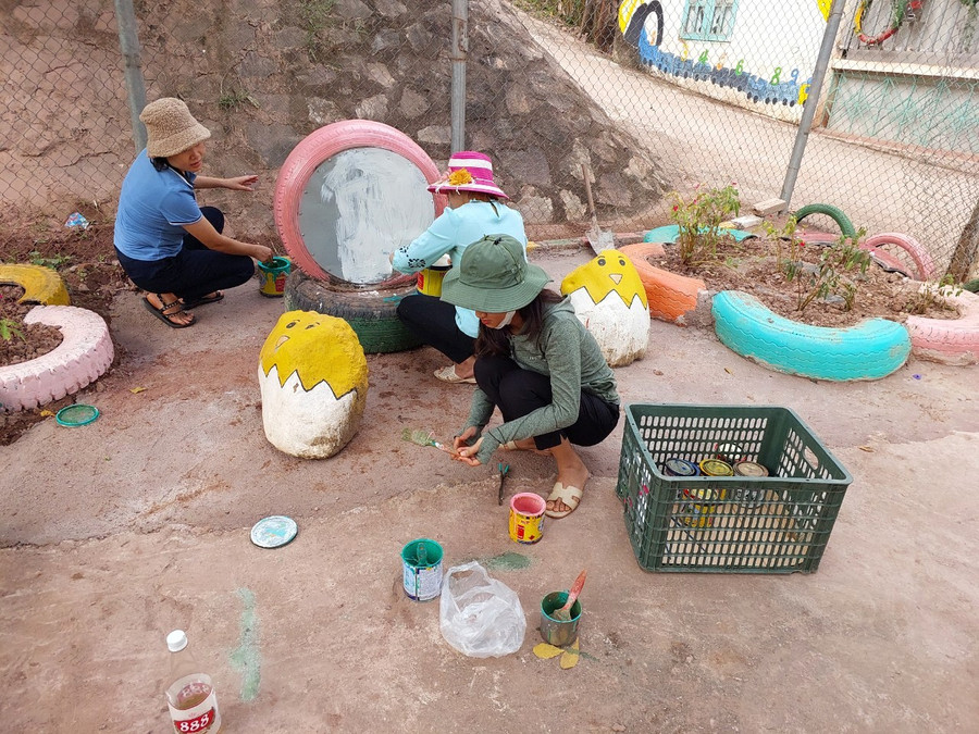 Giáo viên nhà trường chung tay xây dựng cơ sở vật chất.