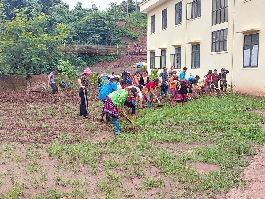 Nhân dân địa phương hỗ trợ nhà trường tôn tạo khuôn viên.