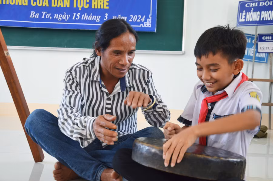 Học sinh hào hứng dưới sự chỉ dẫn của nghệ nhân.