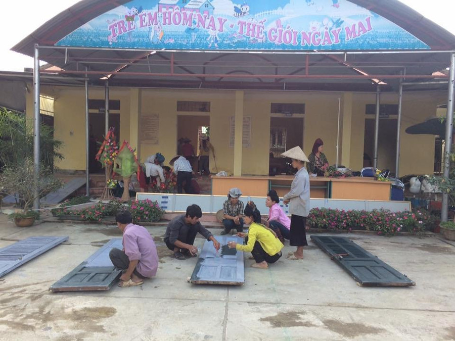 Phụ huynh chung tay cùng giáo viên nhà trường tu sửa cơ sở vật chất.