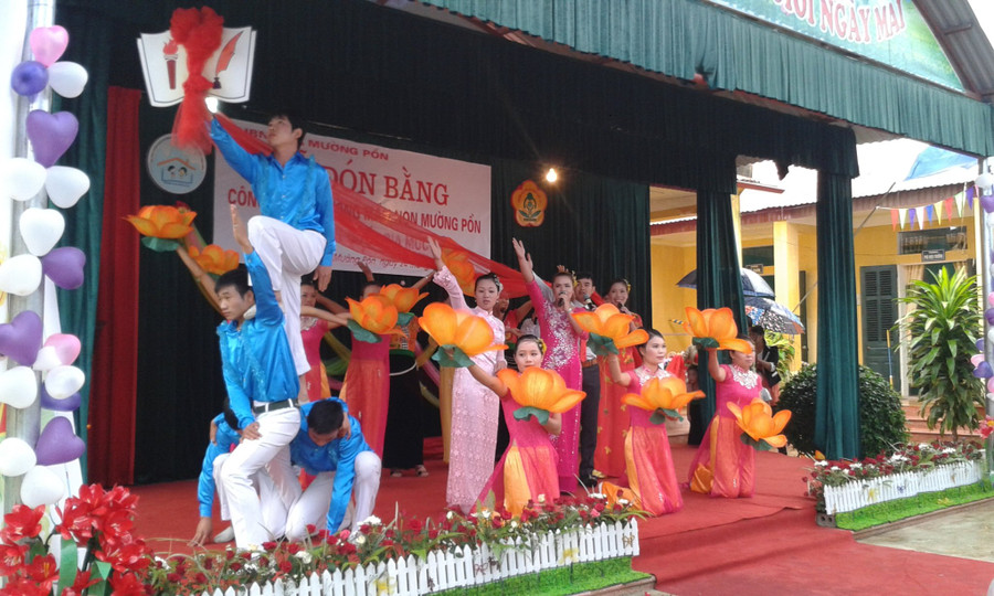 Một tiết mục văn nghệ do giáo viên nhà trường tự biên, tự diễn tại Lễ đón Bằng Công nhận đạt chuẩn quốc gia.