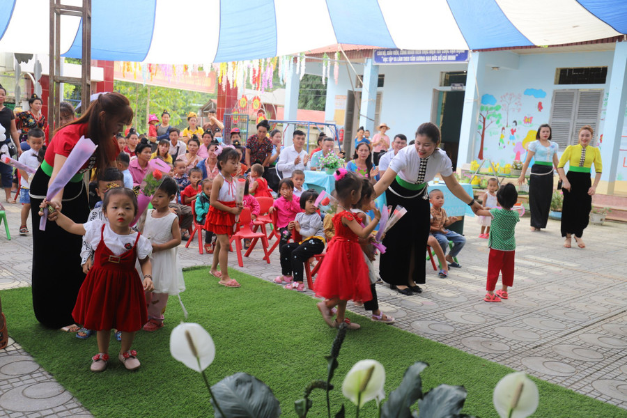 Cô và bé trong ngày khai giảng năm học mới.