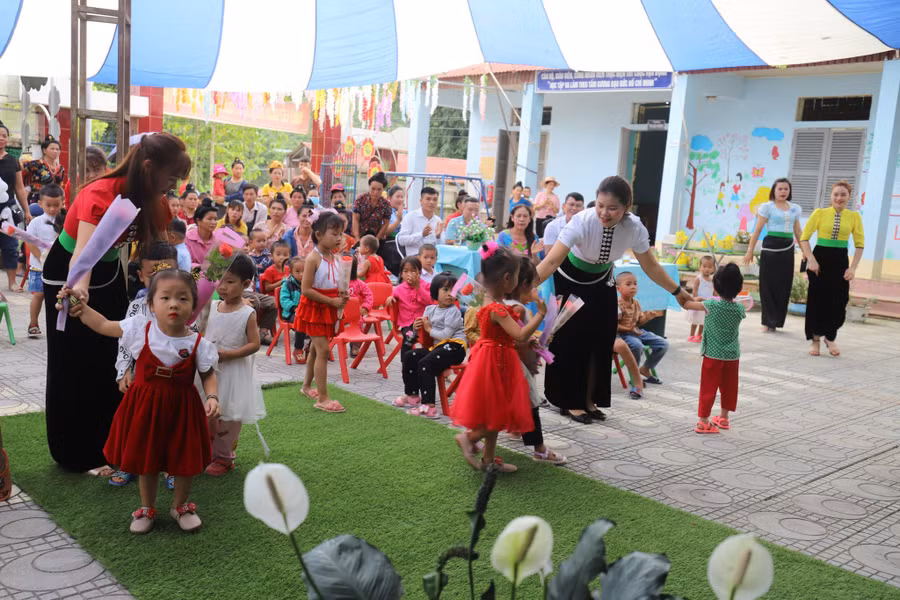 Cô và bé trong ngày khai giảng năm học mới.