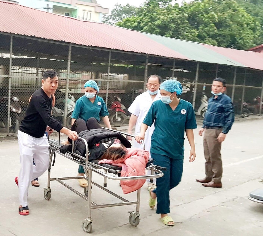 Sản phụ được đưa đi cấp cứu kịp thời sau vụ trượt ngã. Sản phụ được đưa đi cấp cứu kịp thời sau vụ trượt ngã.