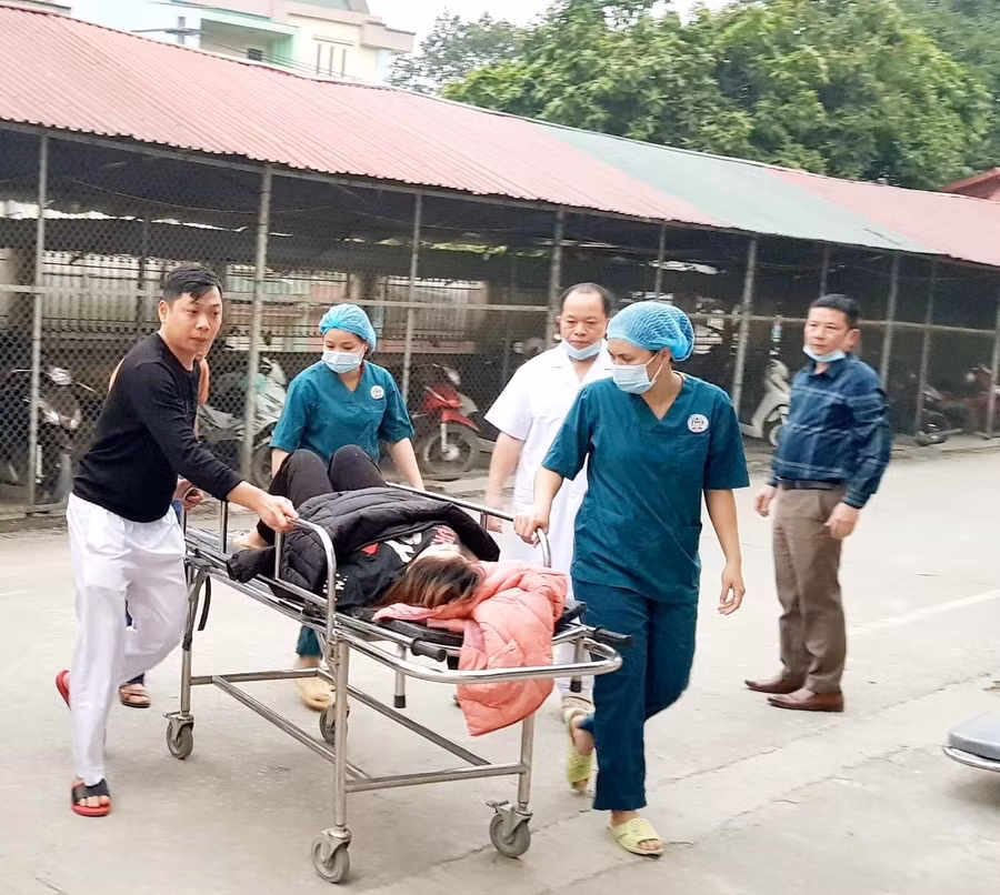 Sản phụ được đưa đi cấp cứu kịp thời sau vụ trượt ngã.