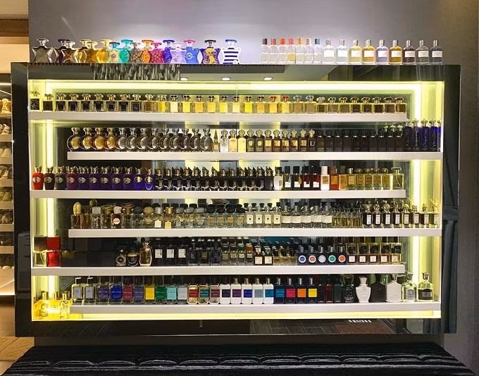 Tủ sưu tập nước hoa sành điệu của Trấn Thành.