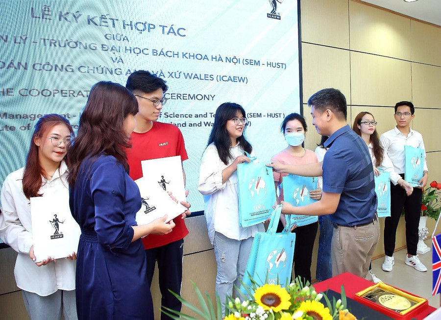 Đại diện ICAEW trao học bổng Rising Stars cho sinh viên Đại học Bách Khoa Hà Nội Đại diện ICAEW trao học bổng Rising Stars cho sinh viên Đại học Bách Khoa Hà Nội