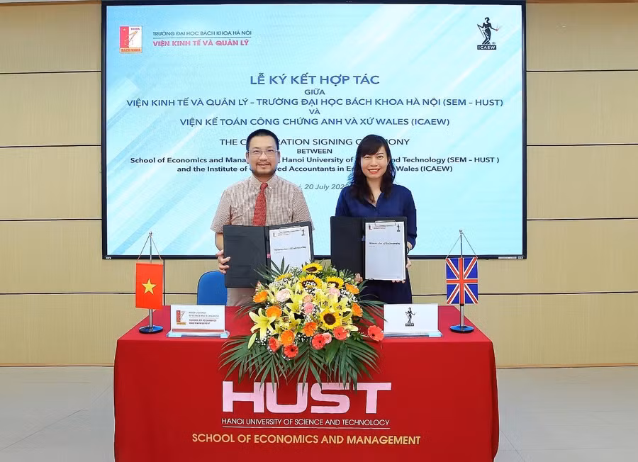 PGS.TS. Nguyễn Danh Nguyên, Viện trưởng Viện Kinh tế và Quản lý – Trường Đại học Bách khoa Hà Nội và bà Đặng Thị Mai Trang, Trưởng Đại diện ICAEW Việt Nam ký kết hợp tác PGS.TS. Nguyễn Danh Nguyên, Viện trưởng Viện Kinh tế và Quản lý – Trường Đại học Bách khoa Hà Nội và bà Đặng Thị Mai Trang, Trưởng Đại diện ICAEW Việt Nam ký kết hợp tác