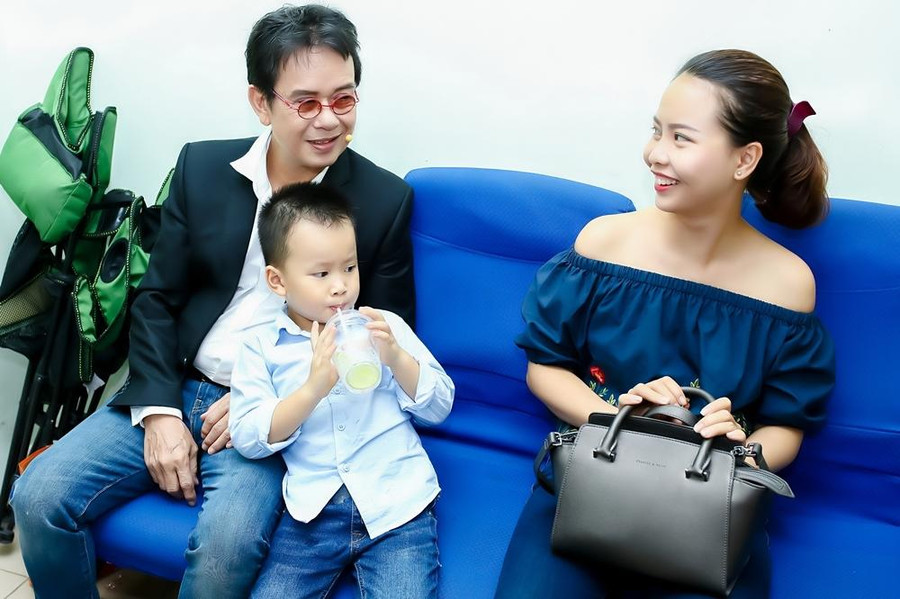 Sau 9 năm kết hôn, vợ chồng nhạc sĩ Đức Huy đang hạnh phúc bên gia đình nhỏ với cậu con trai 9 tuổi và con gái 4 tuổi của mình. Sau 9 năm kết hôn, vợ chồng nhạc sĩ Đức Huy đang hạnh phúc bên gia đình nhỏ với cậu con trai 9 tuổi và con gái 4 tuổi của mình.