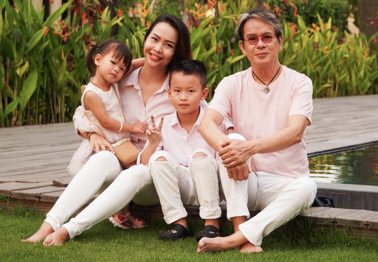 Gia đình hạnh phúc của nhạc sĩ Đức Huy và Huỳnh Thư. Gia đình hạnh phúc của nhạc sĩ Đức Huy và Huỳnh Thư.
