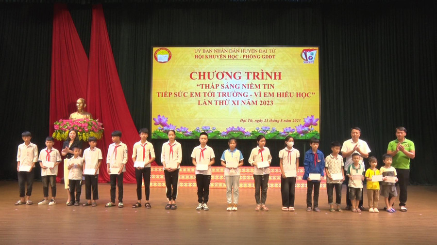 Chương trình “Thắp sáng niềm tin, tiếp sức em tới trường - Vì em hiếu học” năm 2023 được tổ chức tại huyện Đại Từ đã trao nhiều học bổng, suất quà cho các em học sinh nghèo, học sinh có hoàn cảnh khó khăn giúp các em nỗ lực vươn lên trong học tập và rèn luyện. Chương trình “Thắp sáng niềm tin, tiếp sức em tới trường - Vì em hiếu học” năm 2023 được tổ chức tại huyện Đại Từ đã trao nhiều học bổng, suất quà cho các em học sinh nghèo, học sinh có hoàn cảnh khó khăn giúp các em nỗ lực vươn lên trong học tập và rèn luyện.