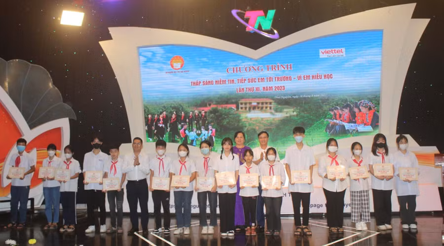 Chung tay chăm lo, giúp đỡ học sinh nghèo hiếu học.