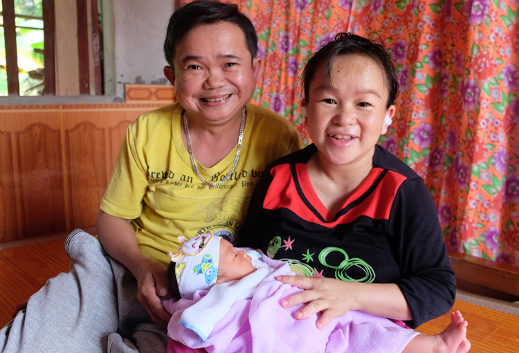 Vợ chồng anh Mạnh - chị Hương bên con trai mới sinh. Ảnh:Hải Hiền.