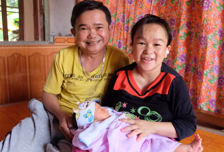 Vợ chồng anh Mạnh - chị Hương bên con trai mới sinh. Ảnh:Hải Hiền.