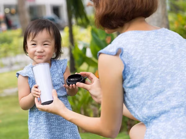 Bác sĩ nhi chỉ đích danh sai lầm nhiều cha mẹ mắc phải khi cho con uống sữa, tưởng có lợi mà hóa ra hại không tưởng - Ảnh 4.