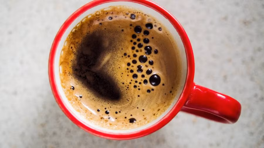 Caffein có thể làm tăng huyết áp ngắn hạn.