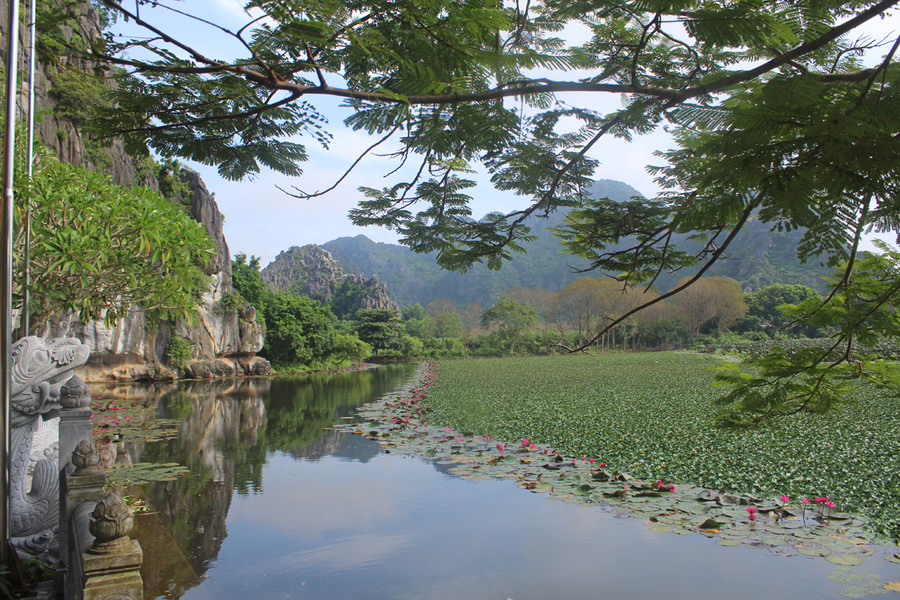 Vãn cảnh chùa dịp này, du khách sẽ được thỏa thích check-in cảnh sắc non nước hữu tình, hệ thống động nước Kim Sơn, động khô Tiên Sơn đầy huyền bí. Ảnh: LT.