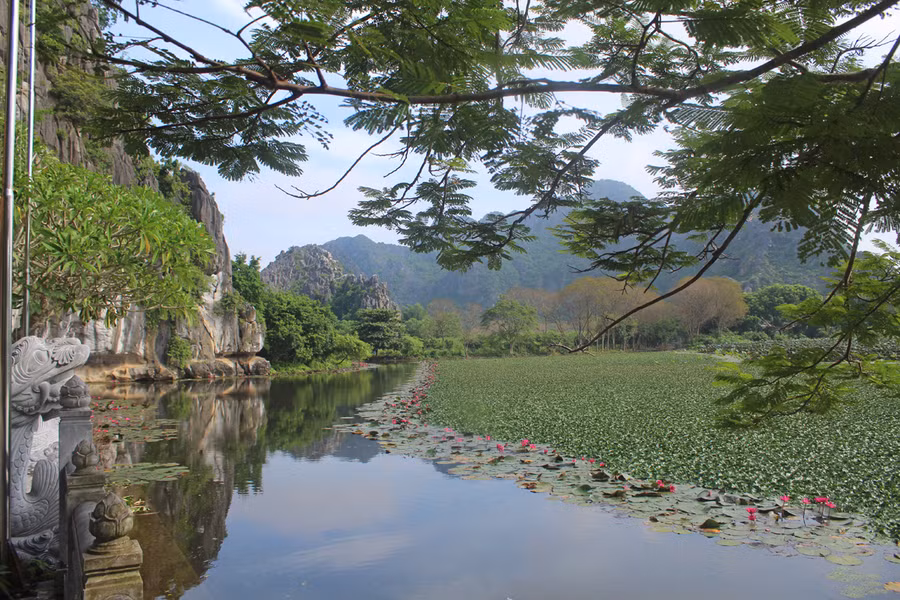 Vãn cảnh chùa dịp này, du khách sẽ được thỏa thích check-in cảnh sắc non nước hữu tình, hệ thống động nước Kim Sơn, động khô Tiên Sơn đầy huyền bí. Ảnh: LT.