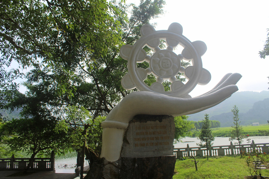 Tảng đá khắc bài phú nổi tiếng của vua Trần Nhân Tông. Ảnh: LT.