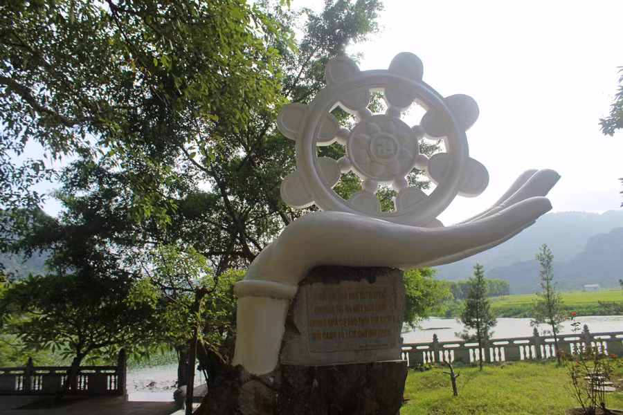 Tảng đá khắc bài phú nổi tiếng của vua Trần Nhân Tông. Ảnh: LT.