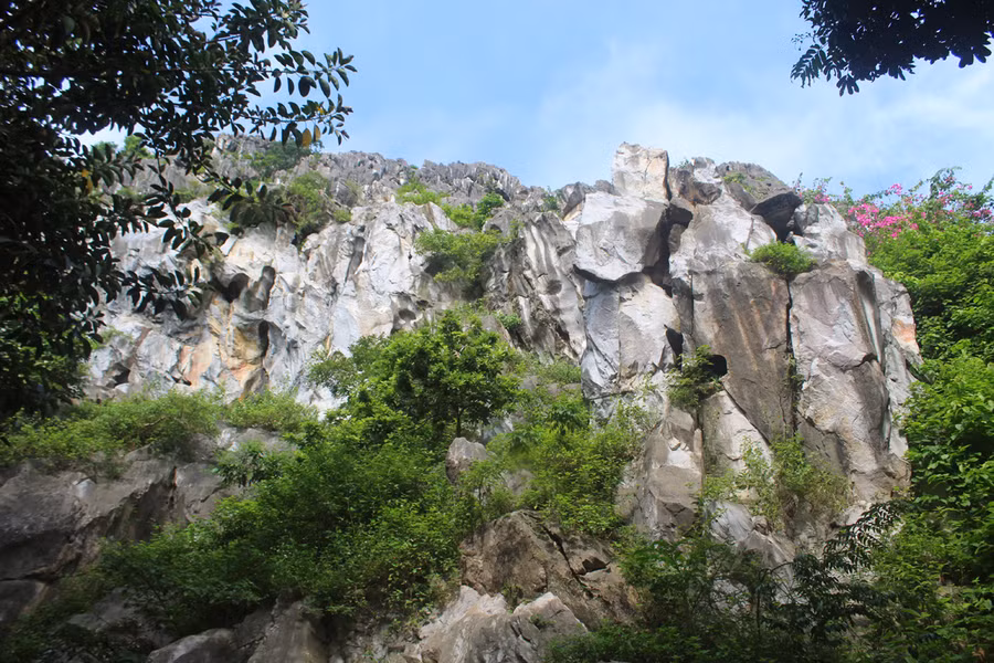 Dãy núi đá cạnh chùa Linh Ứng - nơi đàn khỉ hoang thường hay trú ngụ. Ảnh: LT.