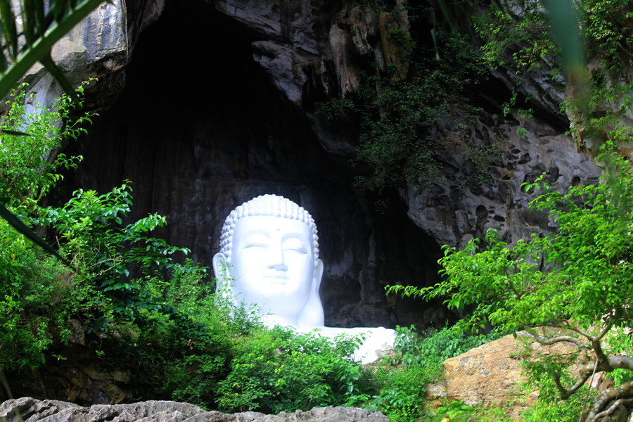 Bức tượng Phật trong hang núi đá. Ảnh: LT.
