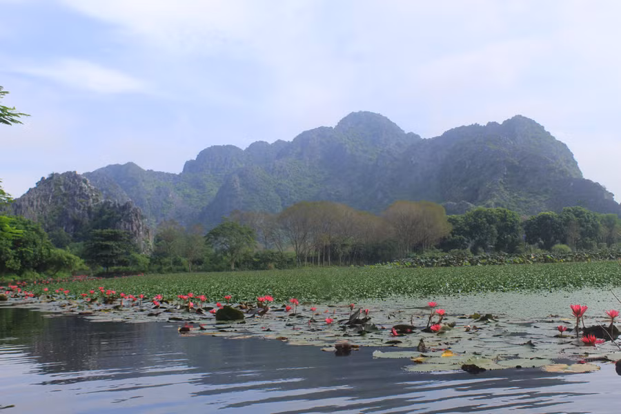 Cảnh sắc sơn thủy hữu tình tại chùa Linh Ứng. Ảnh: LT.