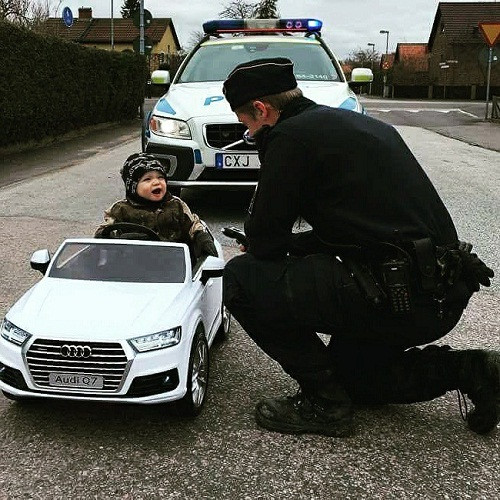 Quái xế nhí gặp cảnh sát giao thông. Quái xế nhí gặp cảnh sát giao thông.