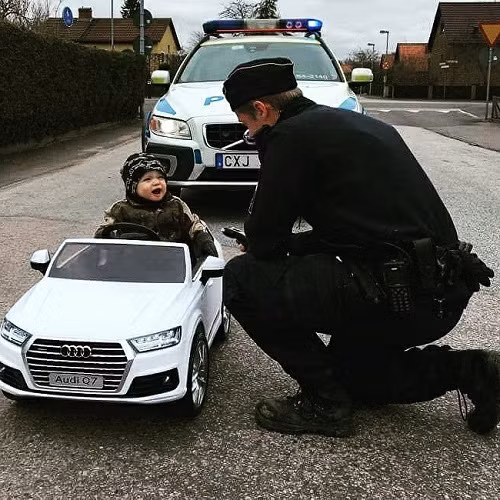 Quái xế nhí gặp cảnh sát giao thông.