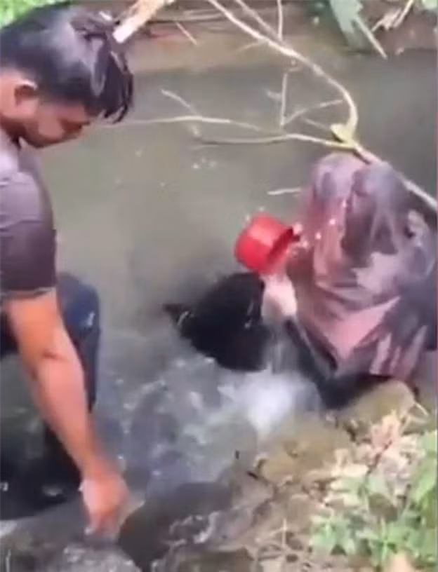  Đến chơi khi bạn trai ở nhà một mình, cặp tình nhân bị dân làng kéo ra giữa đường phạt “tắm” nước cống - Ảnh 2.