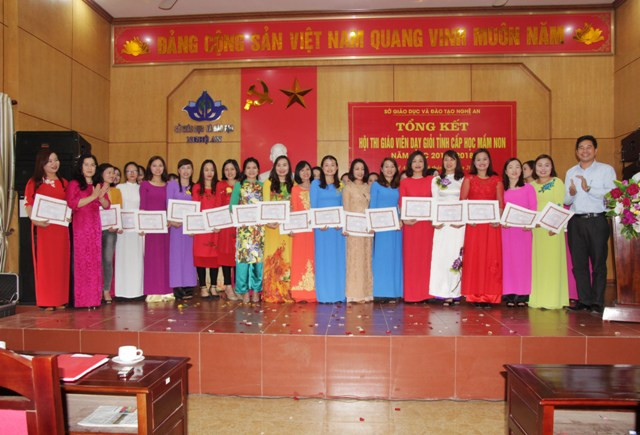 Biểu dương các giáo viên đạt kết quả giỏi phần thi thực hành