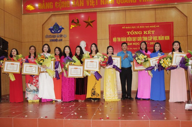 Giám đốc Sở GD&ĐT và Liên đoàn Lao động tỉnh khen thưởng cho các giáo viên đạt kết quả cao nhất hội thi