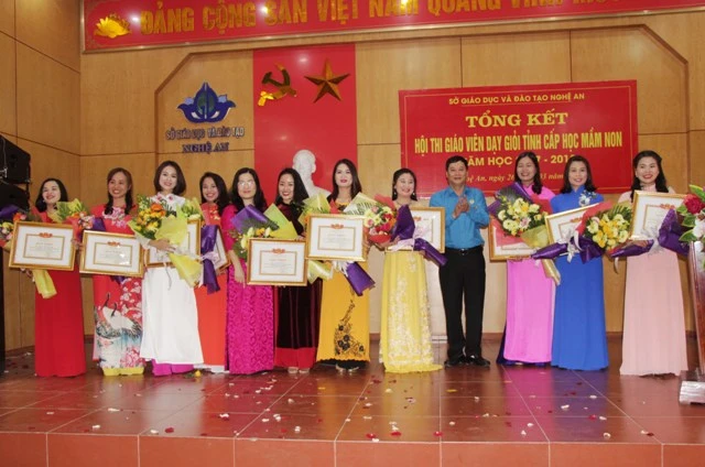 Giám đốc Sở GD&ĐT và Liên đoàn Lao động tỉnh khen thưởng cho các giáo viên đạt kết quả cao nhất hội thi