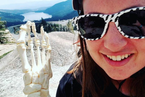 nguoi phu nu dem bo xuong ban chan minh di khap nuoc my hinh anh 1