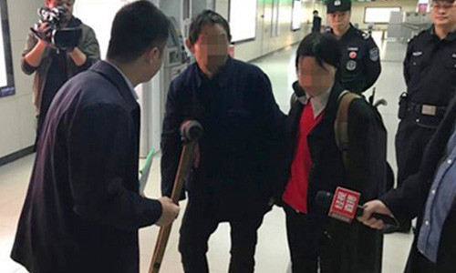 Phóng viên Trung Quốc phỏng vấn hai người hành nghề ăn xin tại ga tàu điện ngầm. Phóng viên Trung Quốc phỏng vấn hai người hành nghề ăn xin tại ga tàu điện ngầm. Ảnh: SCMP.