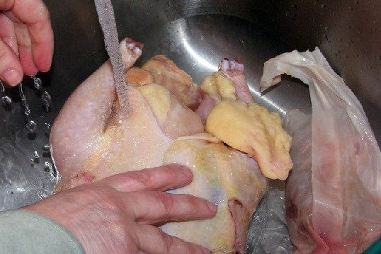 Vì sao không nên rửa thịt gà trước khi nấu? - Ảnh 1 Vì sao không nên rửa thịt gà trước khi nấu? - Ảnh 1