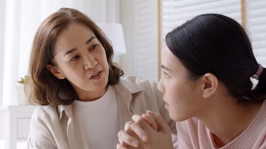 Yêu cầu con luôn nói với bạn nếu ai đó làm tổn thương con hoặc khiến con cảm thấy tồi tệ. (Ảnh: ITN).