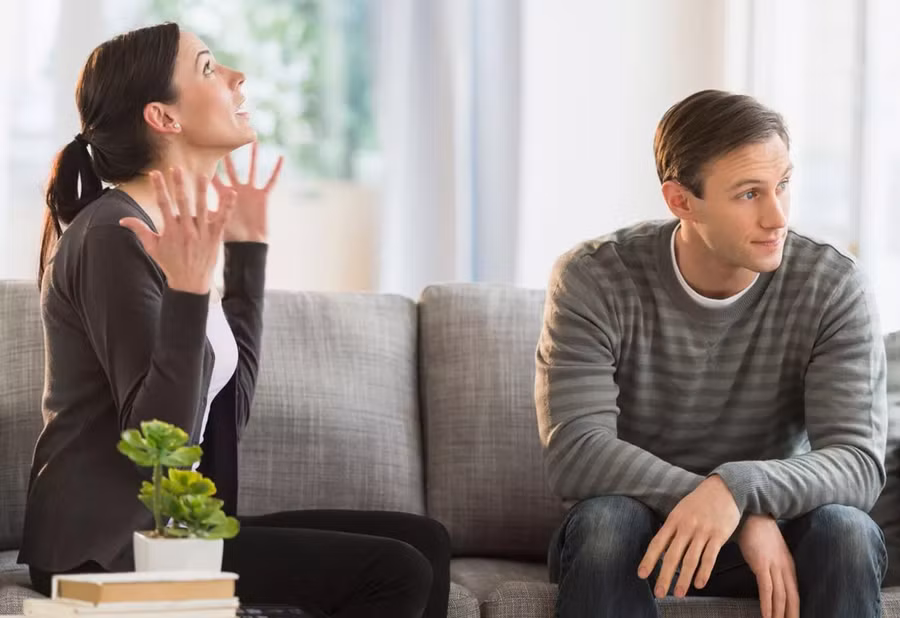 Để tránh mang lại cảm giác lo lắng, bất an cho bạn đời, khi thổ lộ chuyện này, bạn nên sử dụng giọng điệu nhẹ nhàng và hài hước. (Ảnh: ITN). Để tránh mang lại cảm giác lo lắng, bất an cho bạn đời, khi thổ lộ chuyện này, bạn nên sử dụng giọng điệu nhẹ nhàng và hài hước. (Ảnh: ITN).