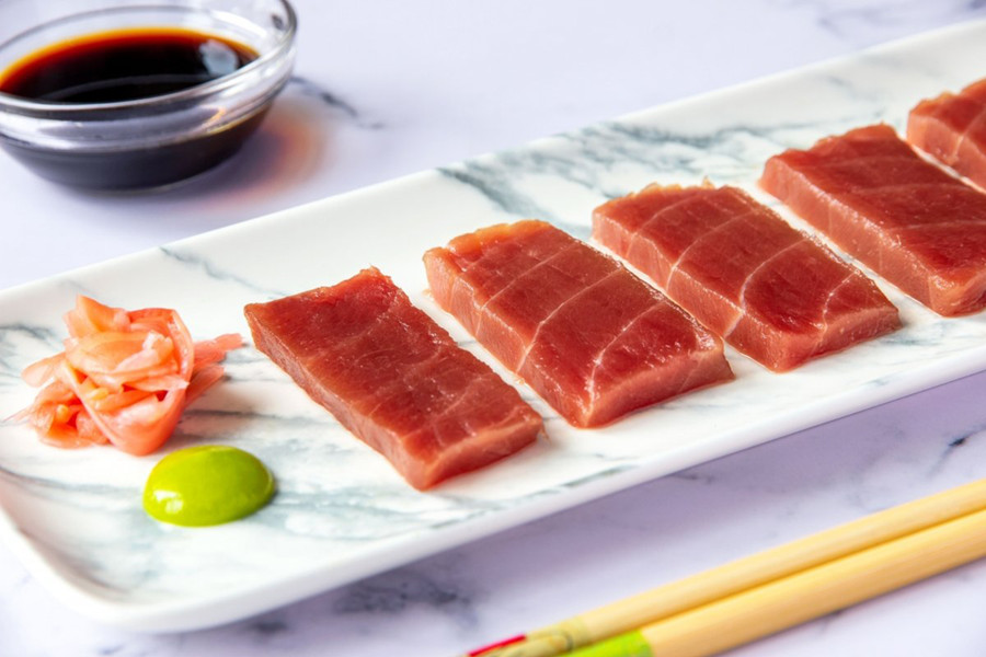 Sashimi là loại cá sống được thái lát mỏng – món ăn ưa thích của nhiều người. (Ảnh: ITN) Sashimi là loại cá sống được thái lát mỏng – món ăn ưa thích của nhiều người. (Ảnh: ITN)