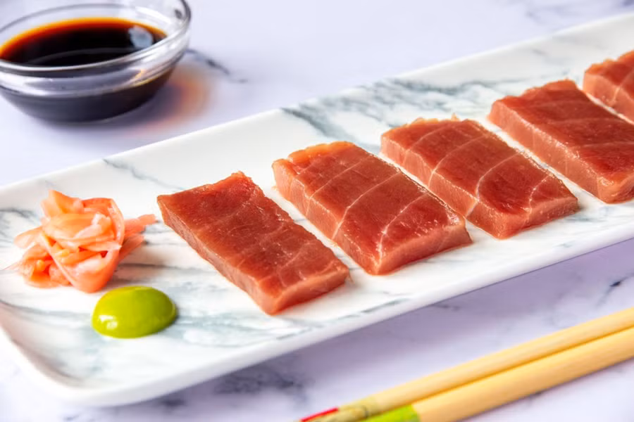 Sashimi là loại cá sống được thái lát mỏng – món ăn ưa thích của nhiều người. (Ảnh: ITN)