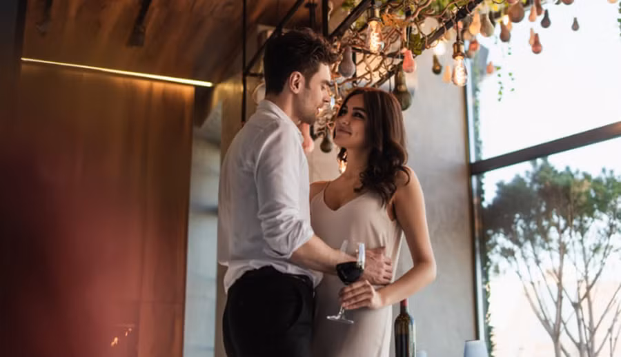 Việc mặc trang phục gợi cảm sẽ không khiến đàn ông tôn vinh hay tôn trọng phụ nữ. (Ảnh: ITN).