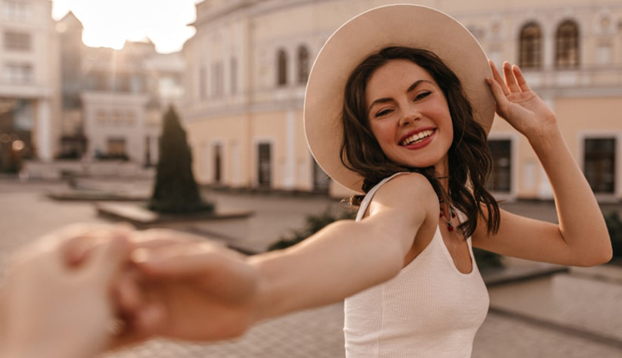 Điều khiến phụ nữ trở nên hấp dẫn hơn cả vẻ đẹp hình thể và bộ quần áo họ mặc chính là sự khiêm tốn của họ. (Ảnh: ITN).