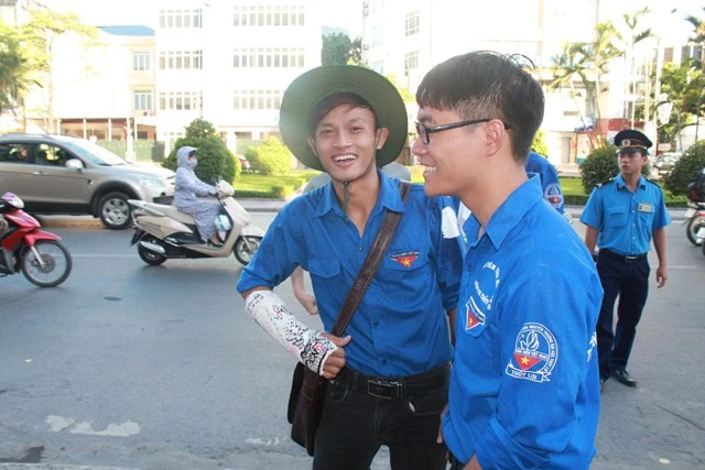 Gãy một tay vẫn đi làm tình nguyện