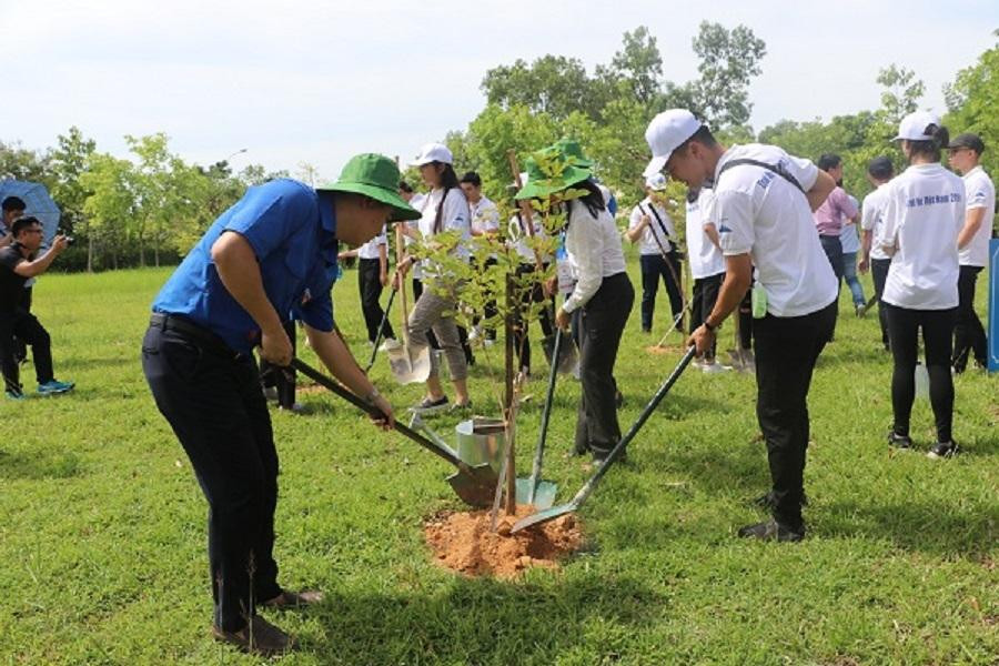 Thanh thiếu niên tham gia Trại hè Việt Nam 2019 trồng cây lưu niệm tại Khu di tích lịch sử Kim Liên (huyện Nam Đàn, Nghệ An). Thanh thiếu niên tham gia Trại hè Việt Nam 2019 trồng cây lưu niệm tại Khu di tích lịch sử Kim Liên (huyện Nam Đàn, Nghệ An).